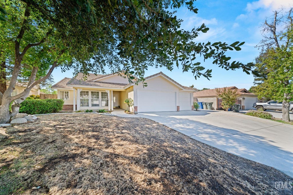 Photo of 9821 Blackfoot Drive, Bakersfield, CA 93312 (MLS # 202609447)