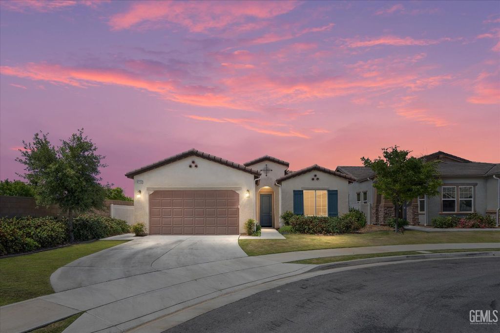 Photo of 9702 Petersburg Place Pl, Bakersfield, CA 93306 (MLS # 202602678)
