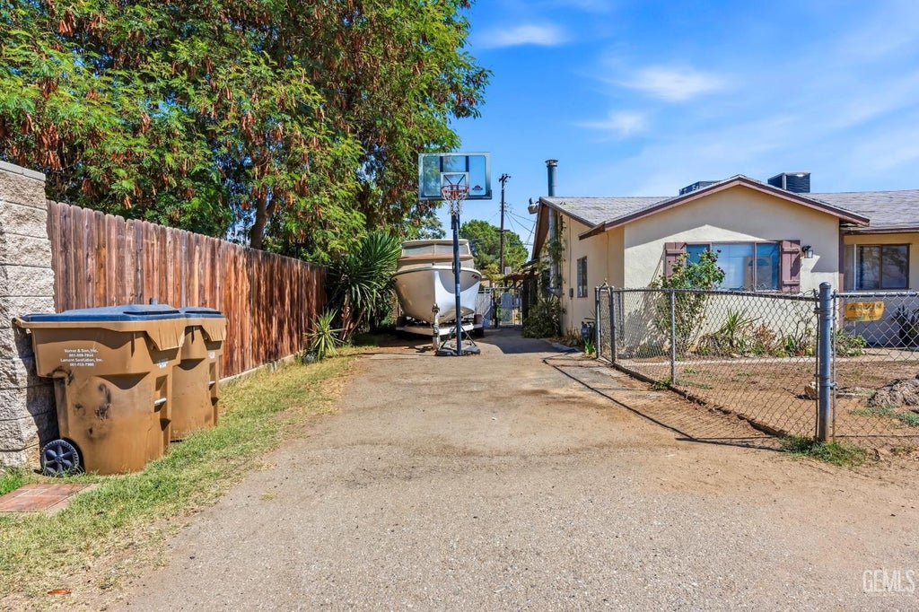 Photo of 963 Shaeffer Avenue, Bakersfield, CA 93307 (MLS # 202610425)