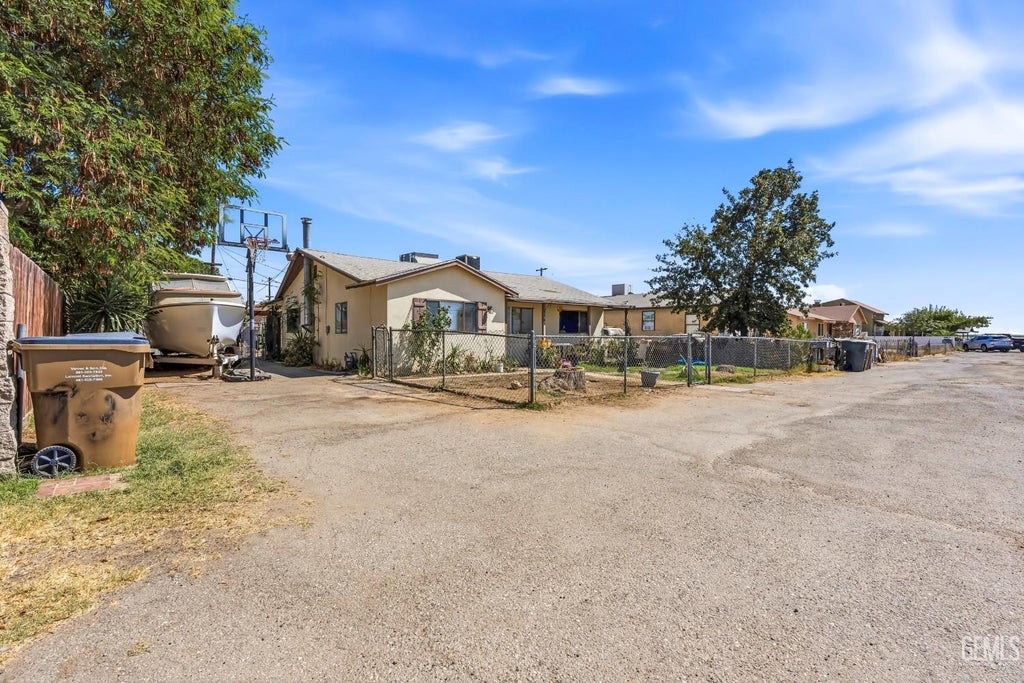 Photo of 963 Shaeffer Avenue, Bakersfield, CA 93307 (MLS # 202610425)