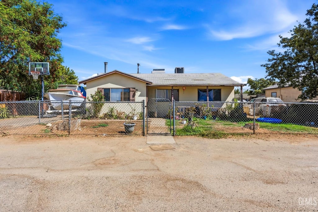 Photo of 963 Shaeffer Avenue, Bakersfield, CA 93307 (MLS # 202610425)