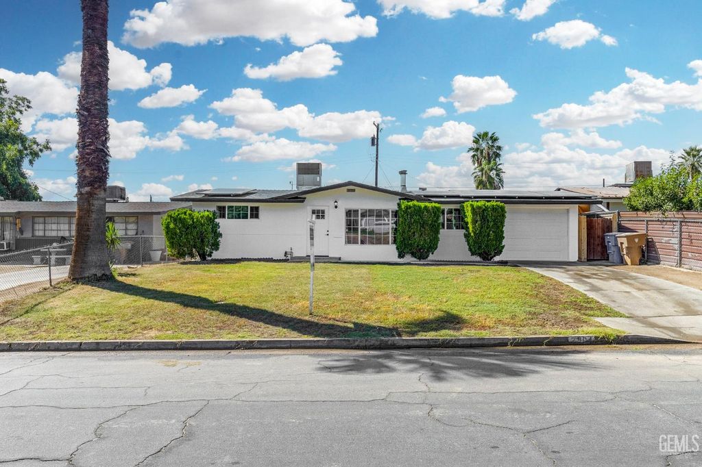 Photo of 2904 Cornell Street, Bakersfield, CA 93305 (MLS # 202511290)