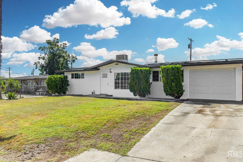 Photo of 2904 Cornell Street, Bakersfield, CA 93305 (MLS # 202511290)
