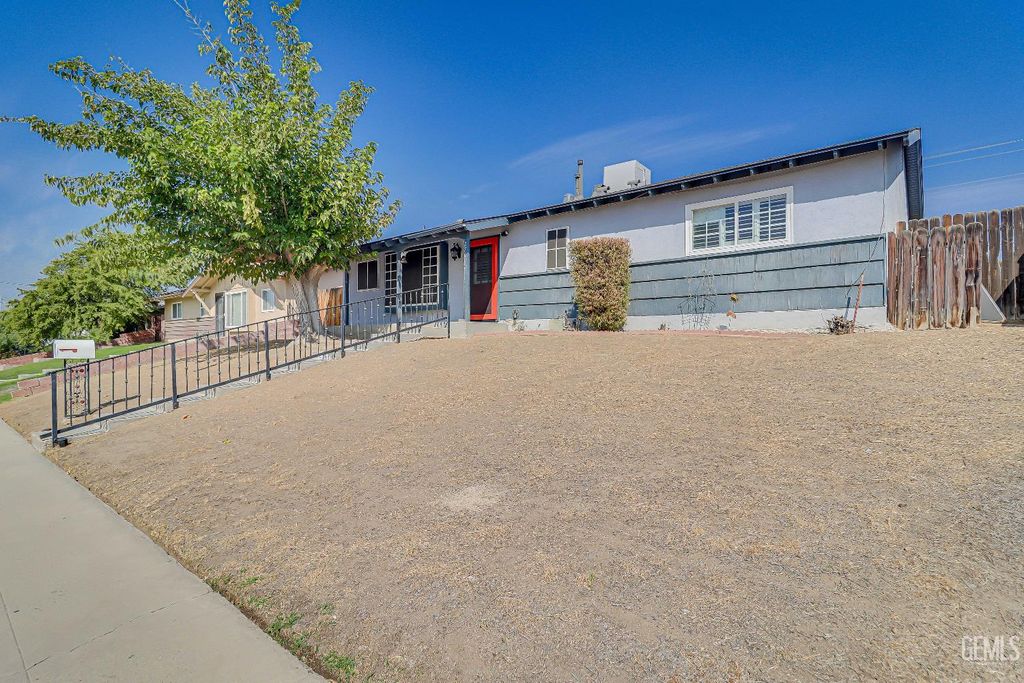 Photo of 2700 University Avenue, Bakersfield, CA 93306 (MLS # 202511150)