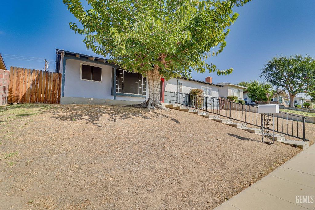 Photo of 2700 University Avenue, Bakersfield, CA 93306 (MLS # 202511150)