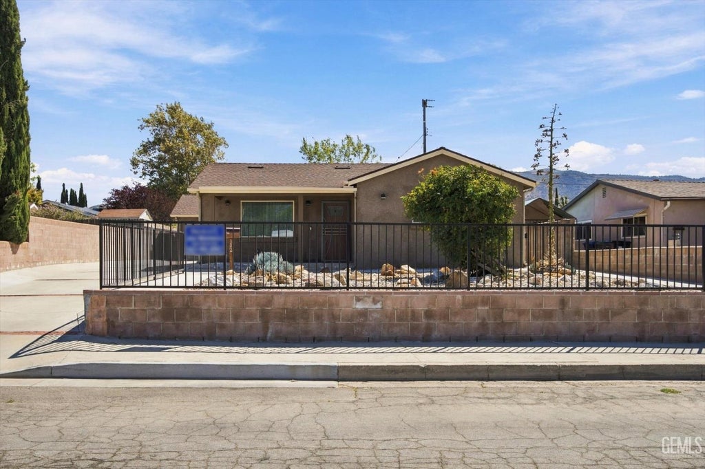 Photo of 102 Brentwood Drive, Tehachapi, CA 93561 (MLS # 202609986)