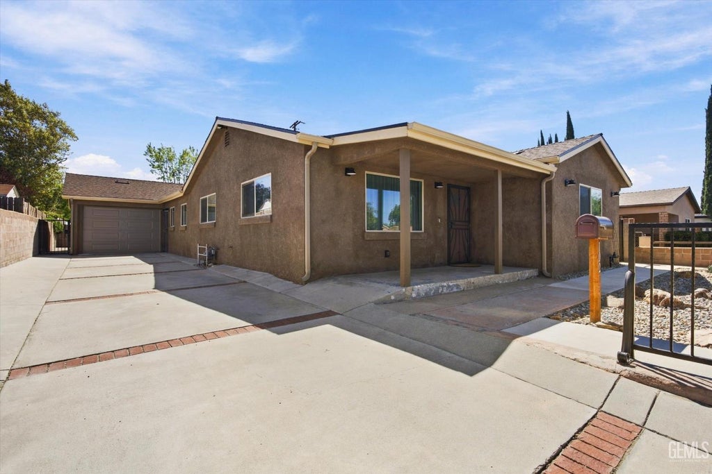 Photo of 102 Brentwood Drive, Tehachapi, CA 93561 (MLS # 202609986)
