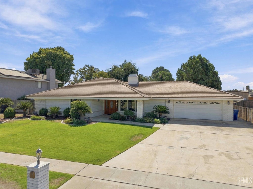 Photo of 6717 Noah Avenue, Bakersfield, CA 93308 (MLS # 202610390)