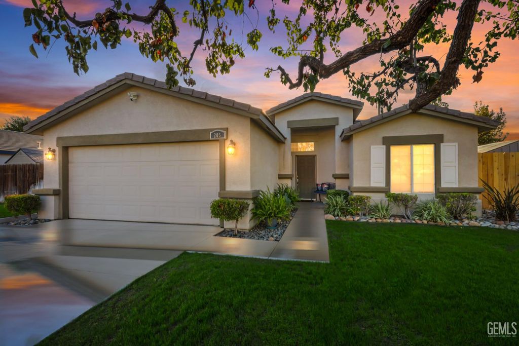 Photo of 205 Calle Avenida, Bakersfield, CA 93314 (MLS # 202511362)