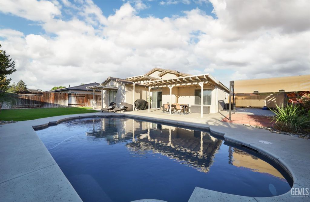 Photo of 205 Calle Avenida, Bakersfield, CA 93314 (MLS # 202511362)