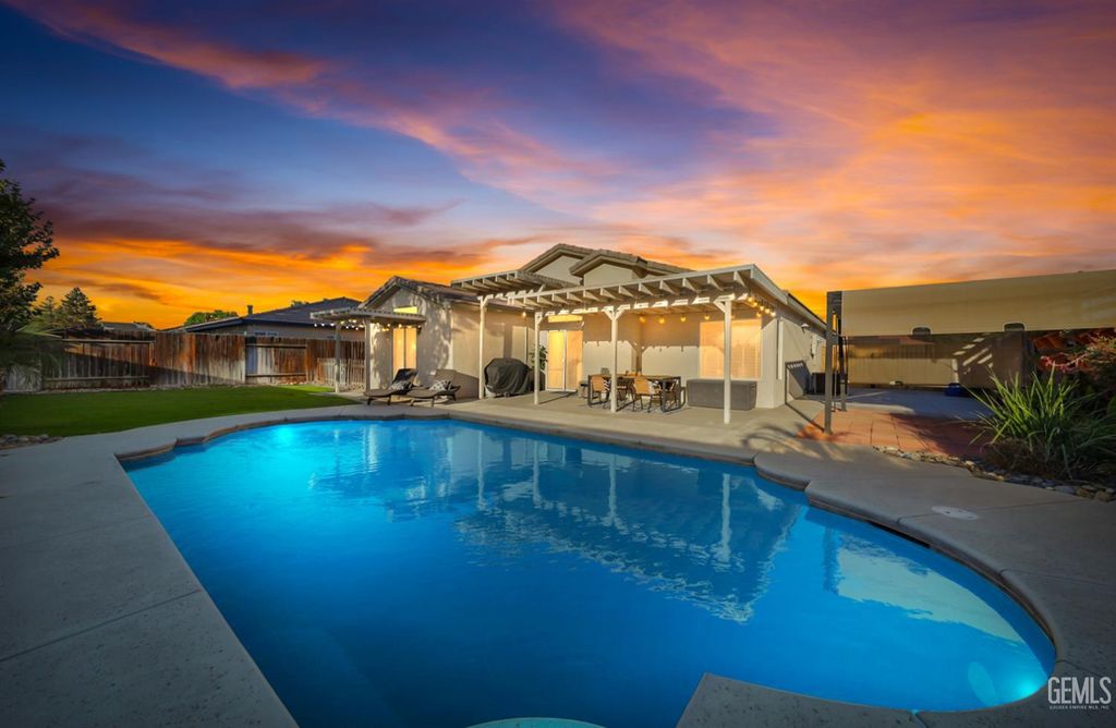 Photo of 205 Calle Avenida, Bakersfield, CA 93314 (MLS # 202511362)