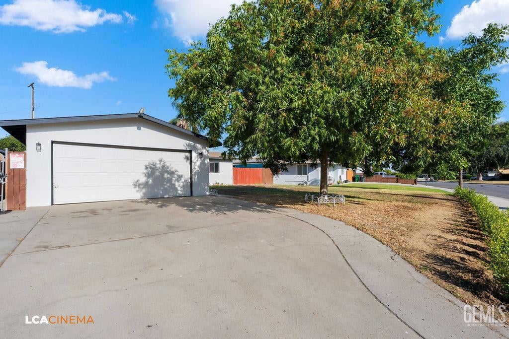 Photo of 604 Teakwood Drive, Bakersfield, CA 93308 (MLS # 202608144)