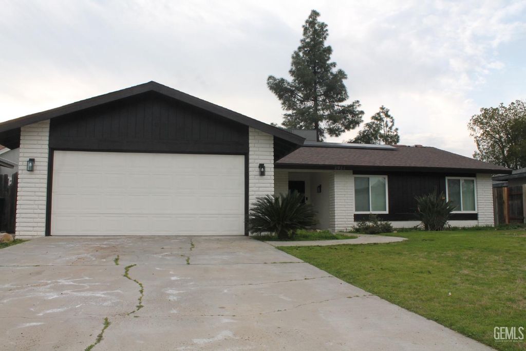 Photo of 2021 Carlton St, Bakersfield, CA 93309 (MLS # 202600931)