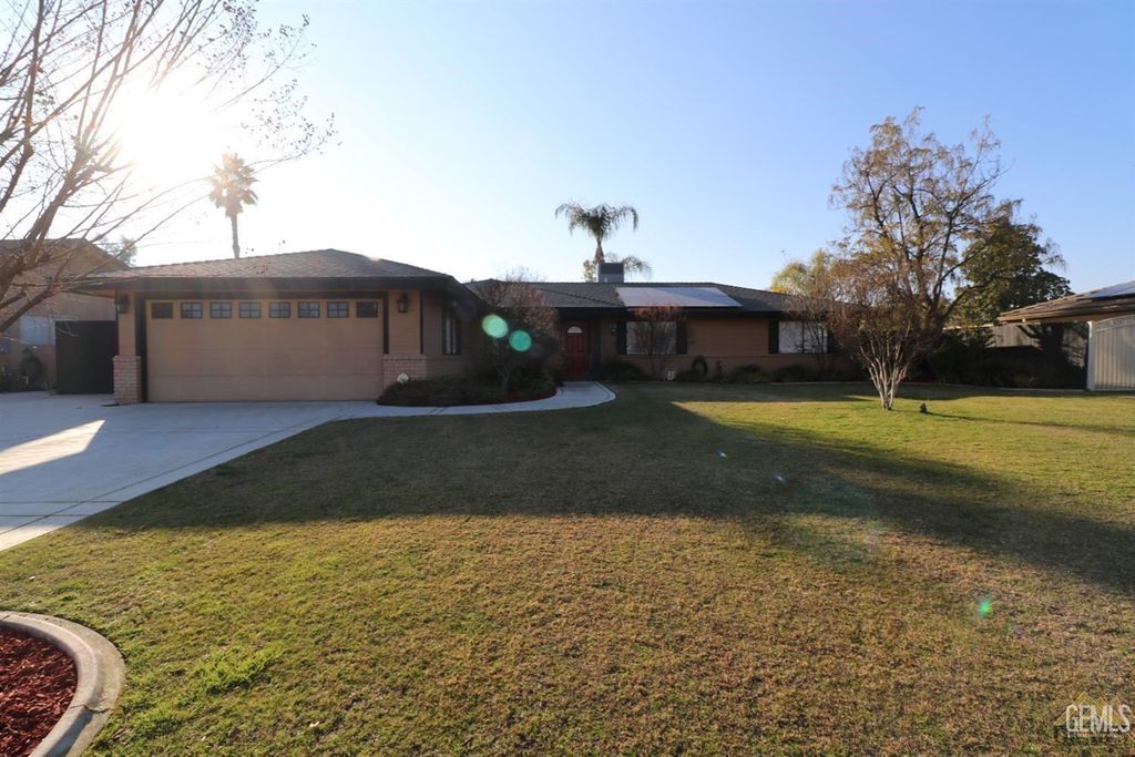 Photo of 1913 Kathryn Court, Bakersfield, CA 93312 (MLS # 202603665)