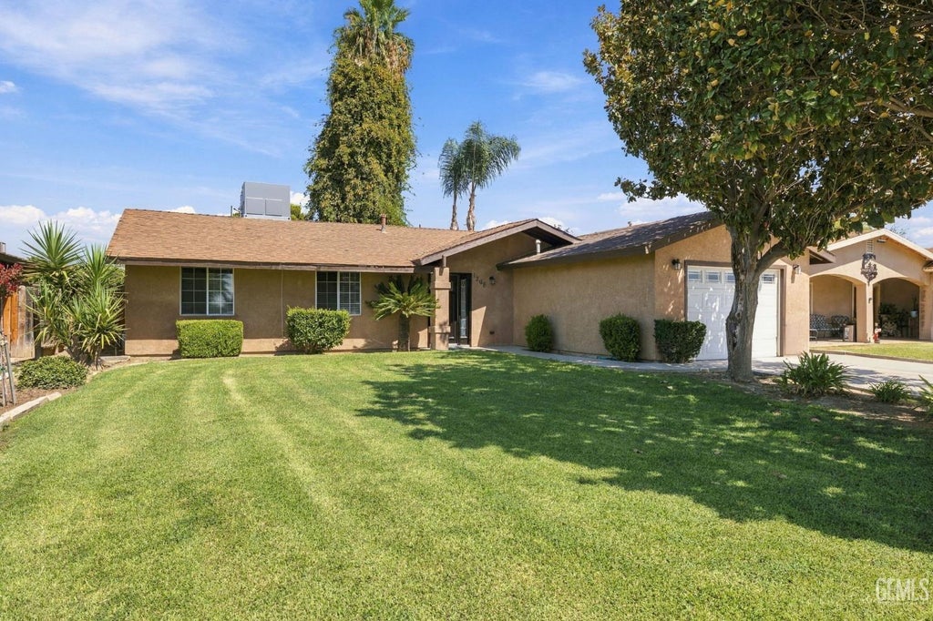 Photo of 1208 Walnut Street, Wasco, CA 93280 (MLS # 202610018)