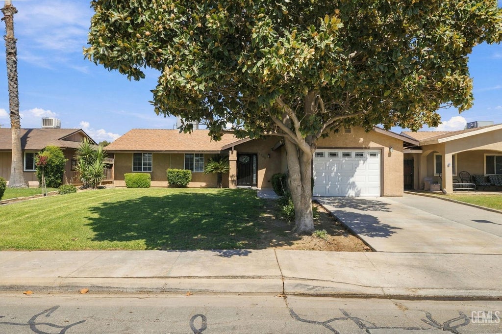 Photo of 1208 Walnut Street, Wasco, CA 93280 (MLS # 202610018)