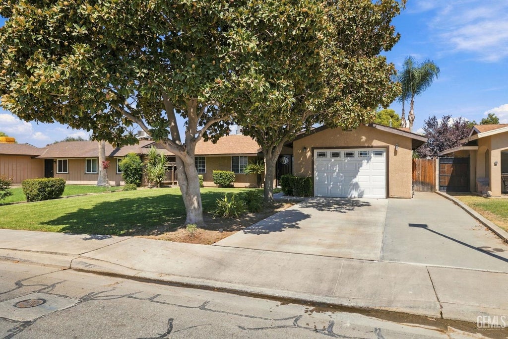 Photo of 1208 Walnut Street, Wasco, CA 93280 (MLS # 202610018)