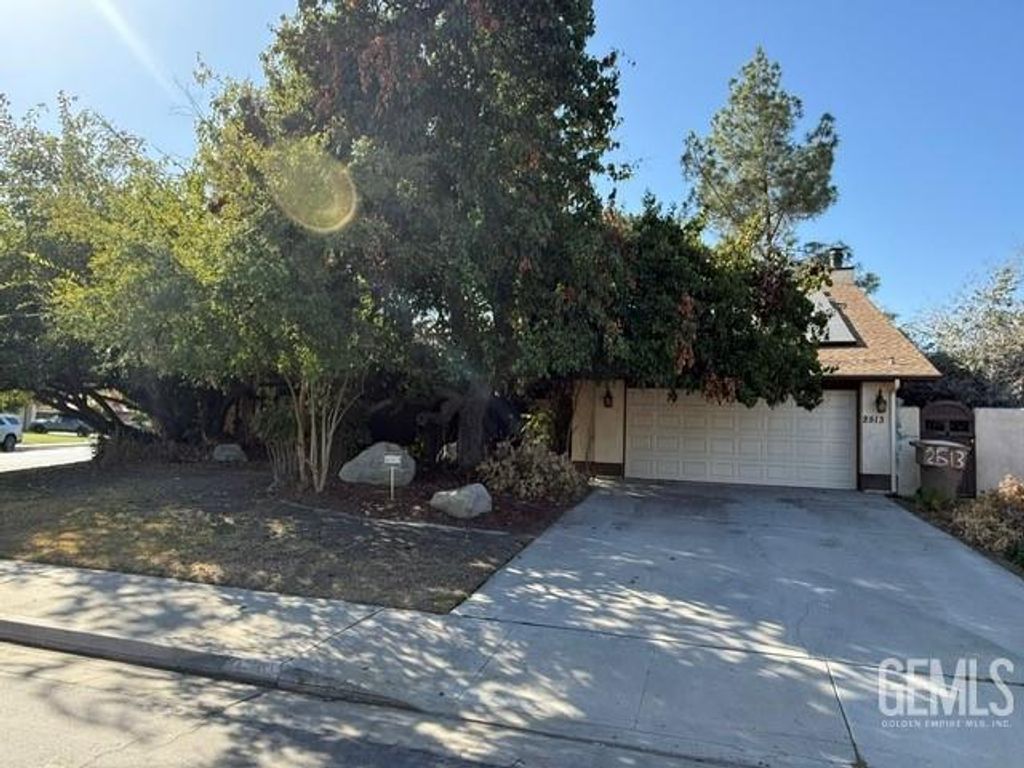 Photo of 2513 Newport Lane, Bakersfield, CA 93309 (MLS # 202511256)