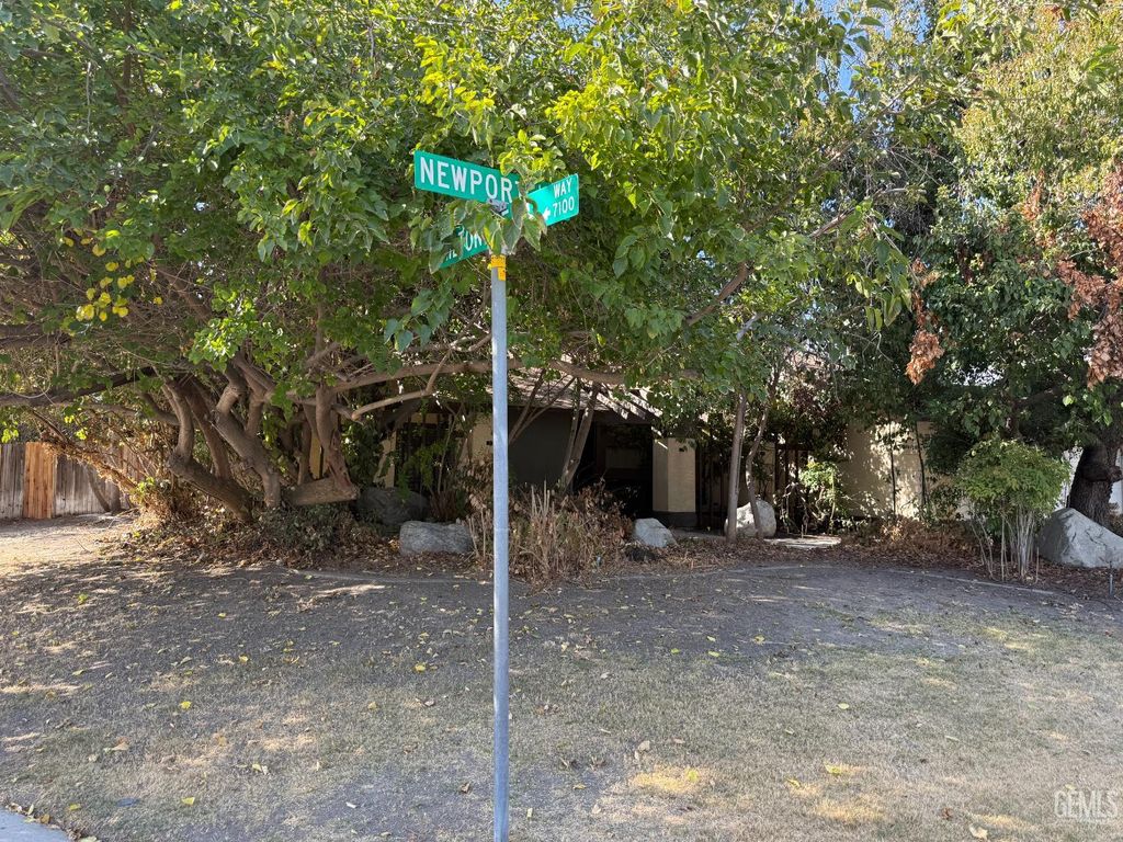 Photo of 2513 Newport Lane, Bakersfield, CA 93309 (MLS # 202511256)