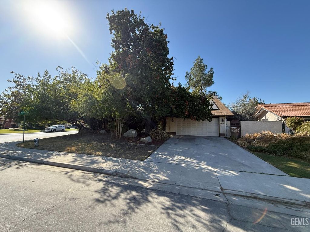 Photo of 2513 Newport Lane, Bakersfield, CA 93309 (MLS # 202511256)