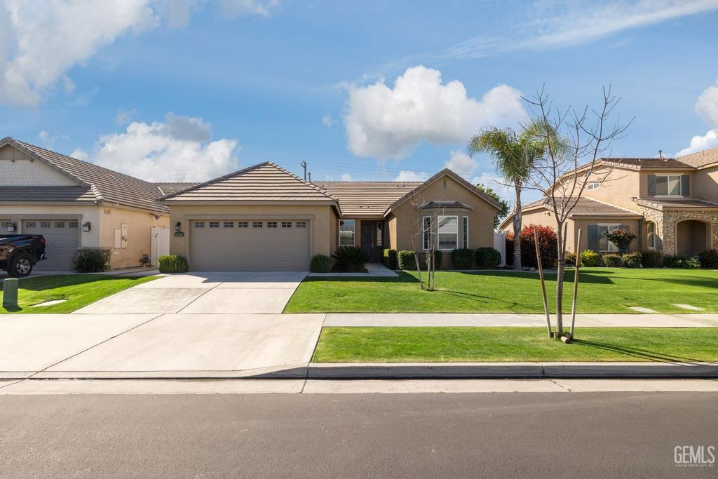 Photo of 14705 Yellow Lupine Drive, Bakersfield, CA 93314 (MLS # 202602564)