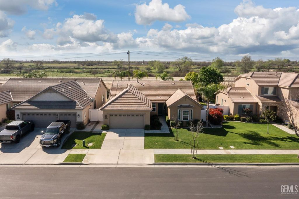 Photo of 14705 Yellow Lupine Drive, Bakersfield, CA 93314 (MLS # 202602564)