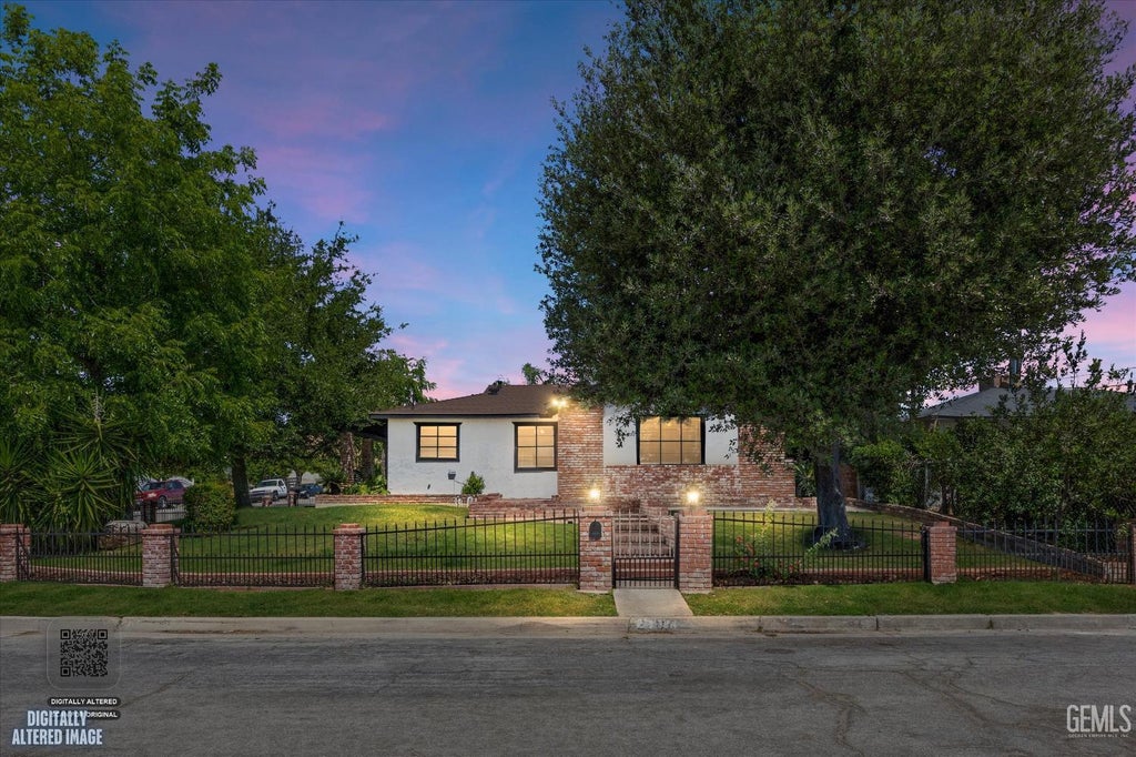 Photo of 2707 Anza Street, Bakersfield, CA 93305 (MLS # 202605141)