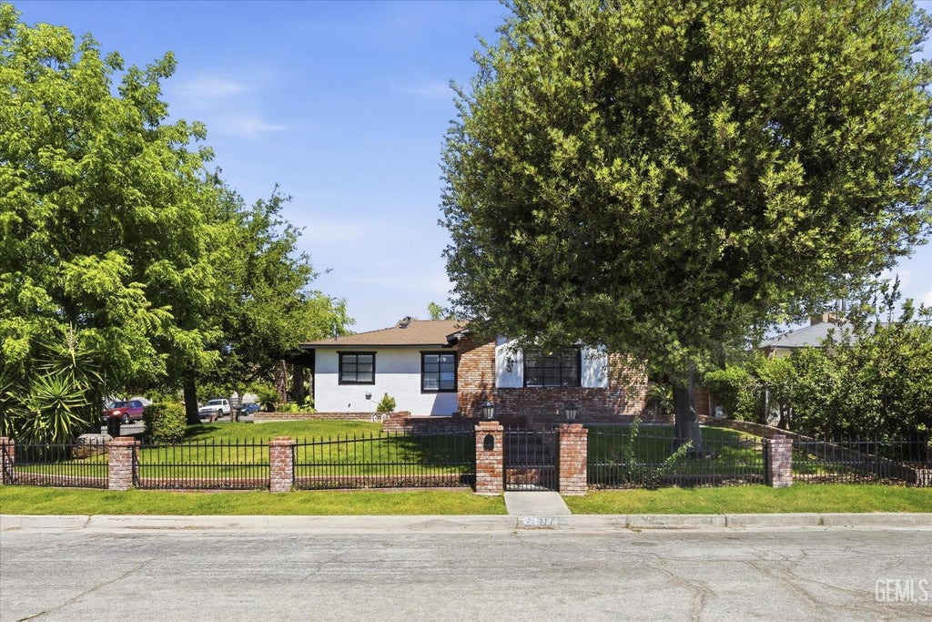 Photo of 2707 Anza Street, Bakersfield, CA 93305 (MLS # 202605141)
