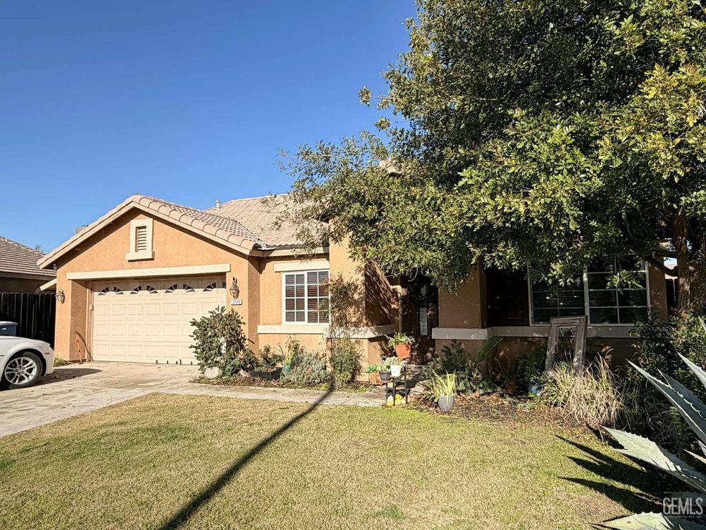 Photo of 13100 Yampa River Street, Bakersfield, CA 93314 (MLS # 202511175)