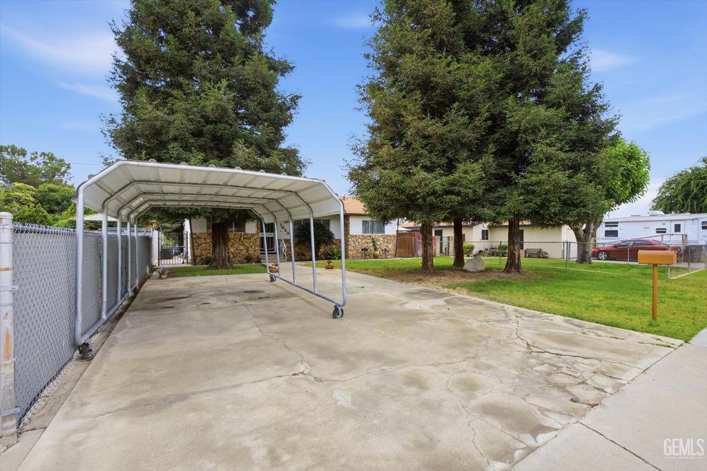 Photo of 1623 Lisle Street, Bakersfield, CA 93308 (MLS # 202605689)