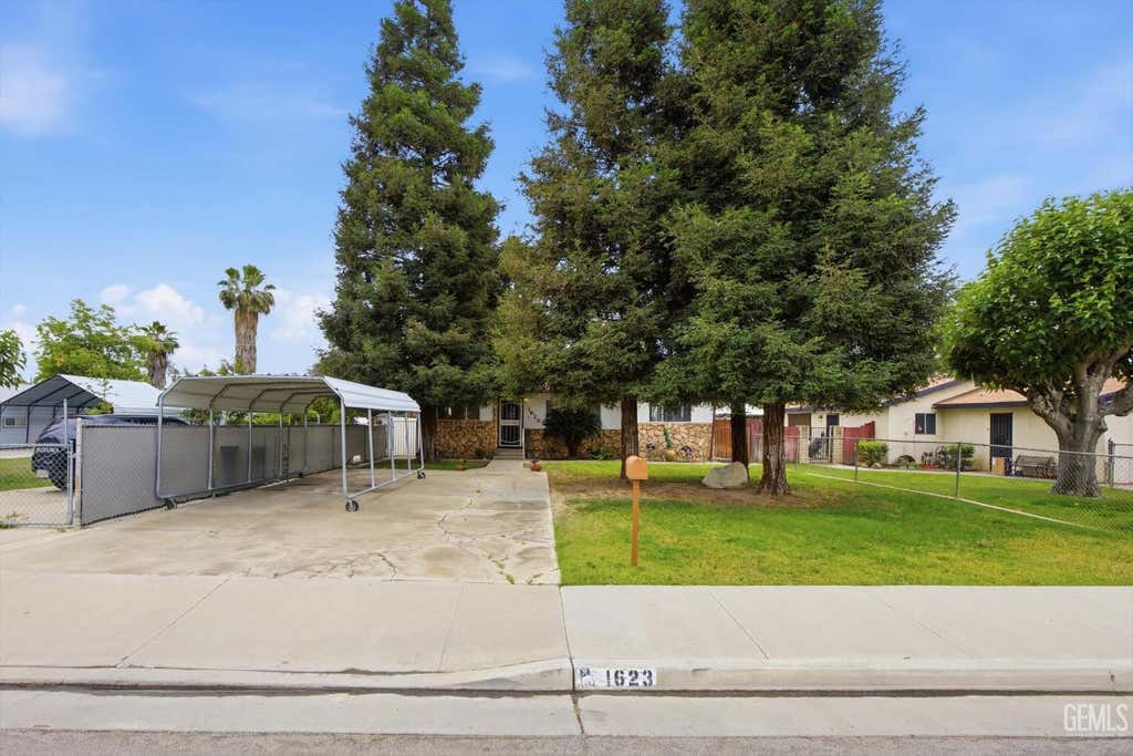 Photo of 1623 Lisle Street, Bakersfield, CA 93308 (MLS # 202605689)