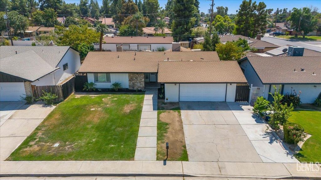 Photo of 3813 Rickey Way, Bakersfield, CA 93309 (MLS # 202511221)