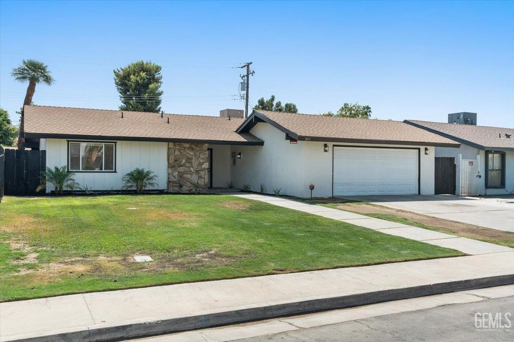Photo of 3813 Rickey Way, Bakersfield, CA 93309 (MLS # 202511221)