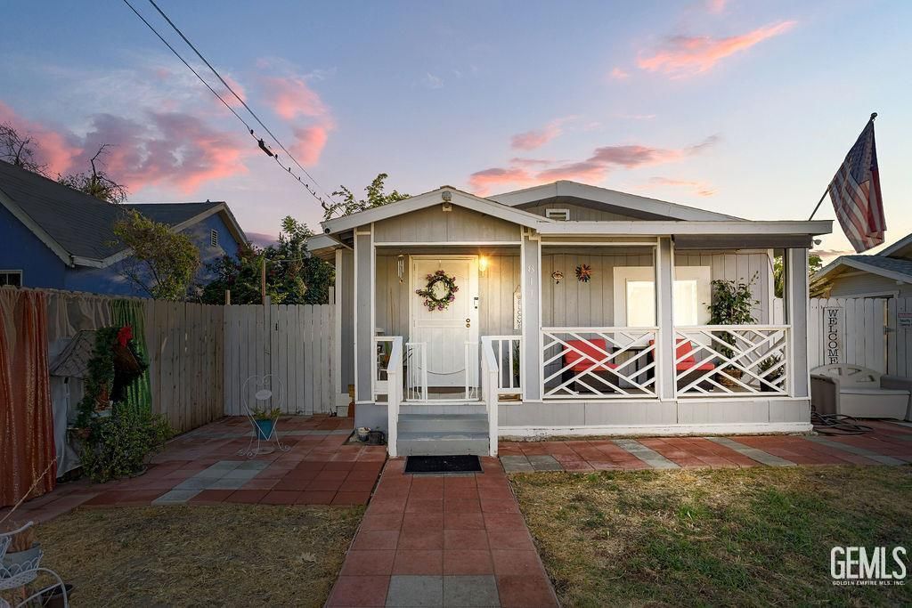 Photo of 0 811 V Street, Bakersfield, CA 93304 (MLS # 202511273)