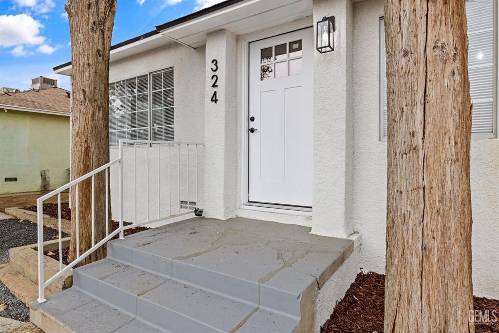 Photo of 324 Donna Avenue, Bakersfield, CA 93304 (MLS # 202510830)