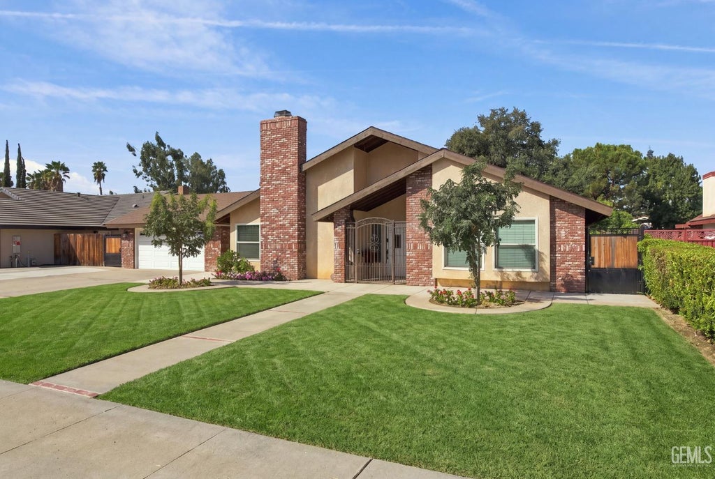 Photo of 2007 Deerfield Street, Bakersfield, CA 93314 (MLS # 202610362)