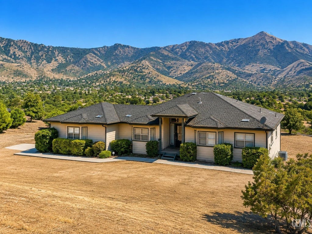 Photo of 3233 Denise Street, Lake Isabella, CA 93240 (MLS # 202609883)