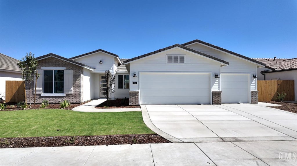 Photo of 704 Grande Court, Bakersfield, CA 93314 (MLS # 202606955)
