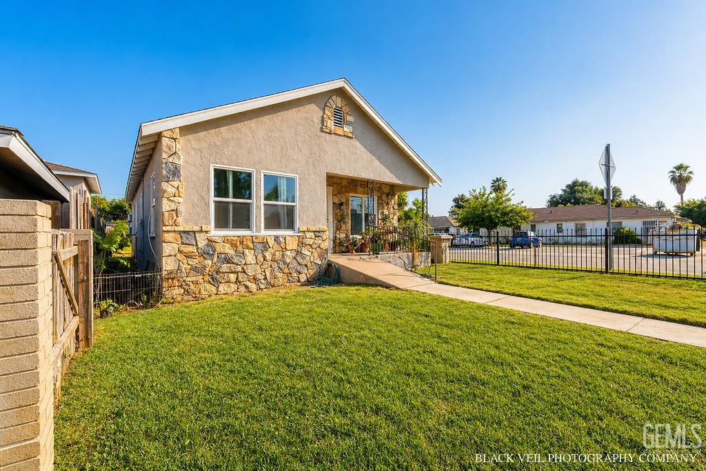 Photo of 129 Wilson Avenue, Bakersfield, CA 93308 (MLS # 202604973)