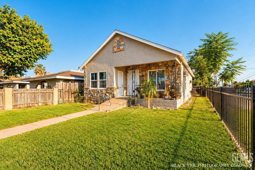 Photo of 129 Wilson Avenue, Bakersfield, CA 93308 (MLS # 202604973)