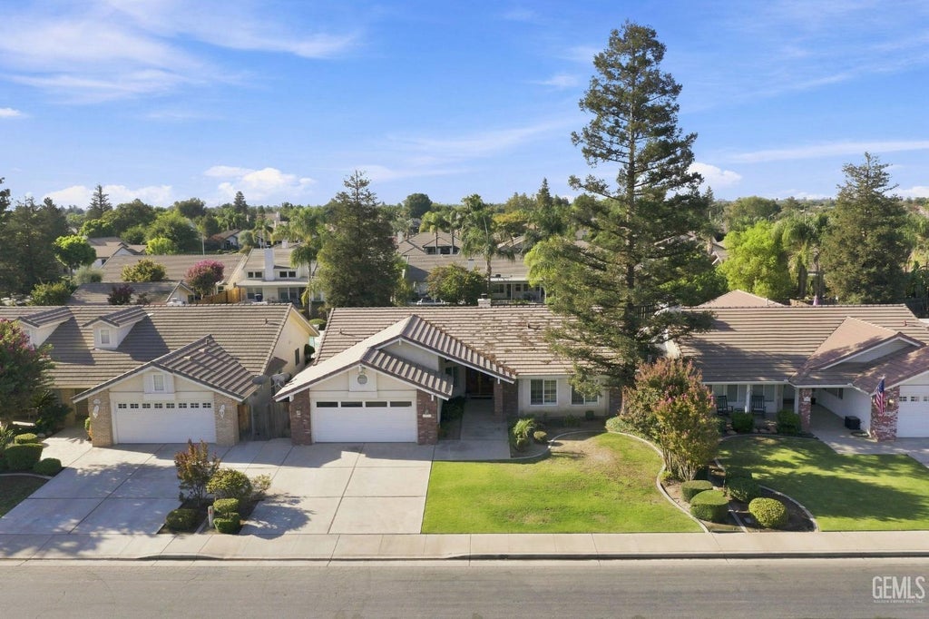 Photo of 11111 Candlelight Court, Bakersfield, CA 93312 (MLS # 202609825)