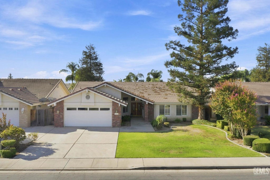 Photo of 11111 Candlelight Court, Bakersfield, CA 93312 (MLS # 202609825)