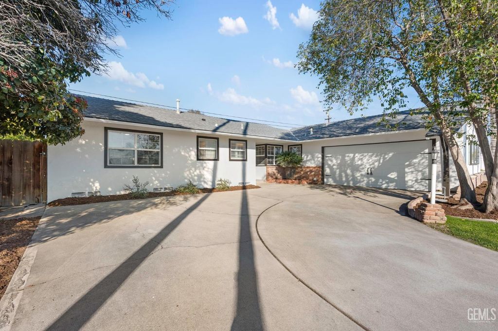 Photo of 2418 Driller Avenue, Bakersfield, CA 93306 (MLS # 202600523)