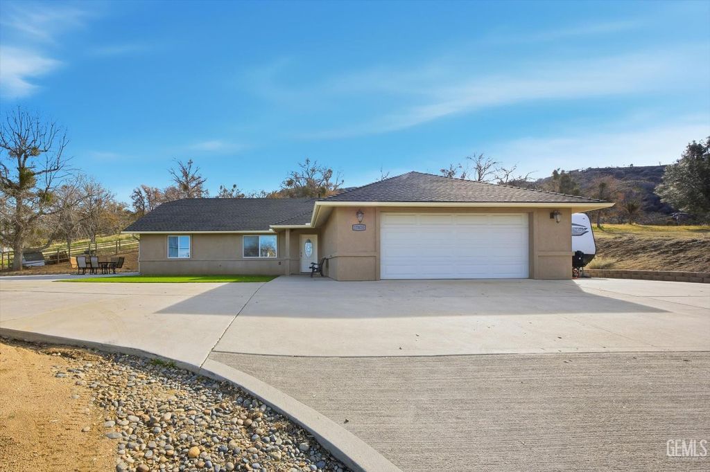 Photo of 17820 Bold Venture Drive, Tehachapi, CA 93561 (MLS # 202601373)