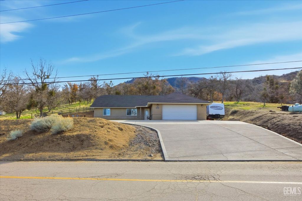 Photo of 17820 Bold Venture Drive, Tehachapi, CA 93561 (MLS # 202601373)