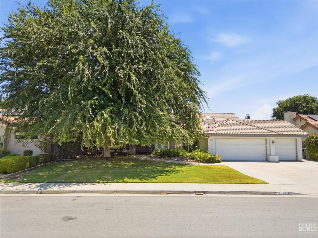 Photo of 8706 Dalby Court, Bakersfield, CA 93313 (MLS # 202607606)
