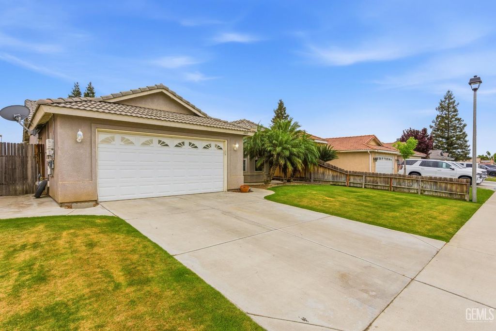 Photo of 245 Sherman Peak Drive, Bakersfield, CA 93308 (MLS # 202603489)