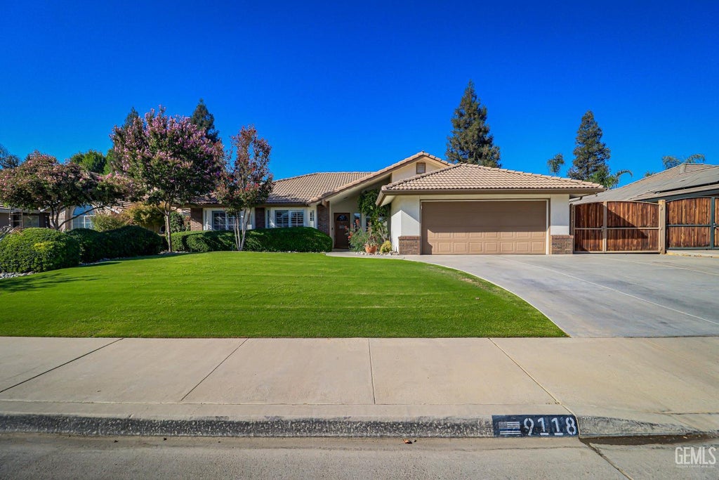 Photo of 9118 Oak Hills Avenue, Bakersfield, CA 93312 (MLS # 202610113)