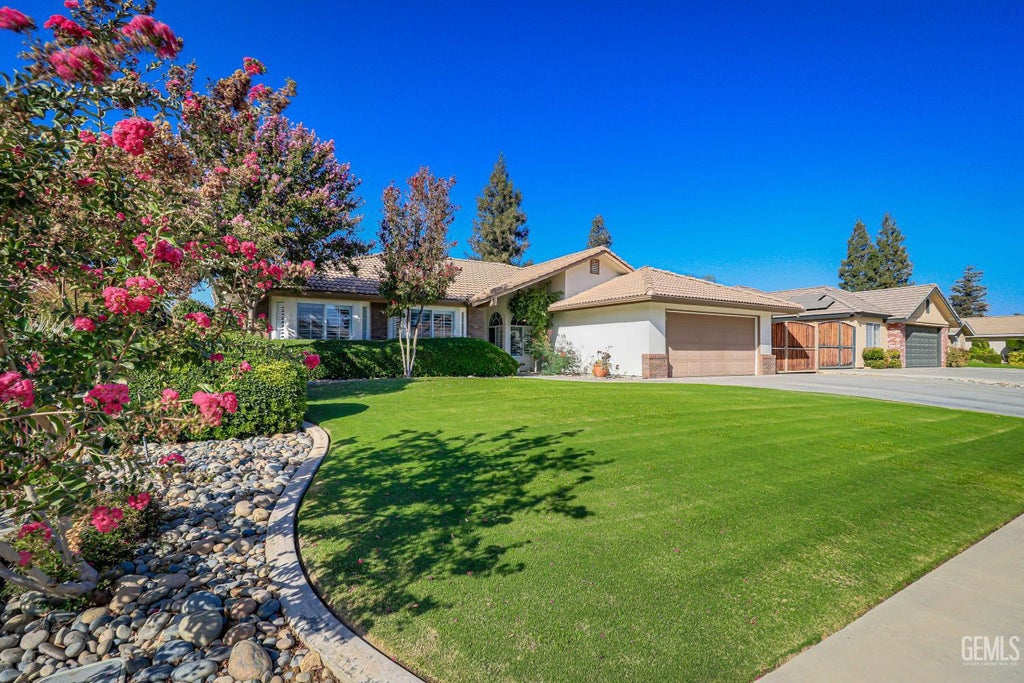 Photo of 9118 Oak Hills Avenue, Bakersfield, CA 93312 (MLS # 202610113)
