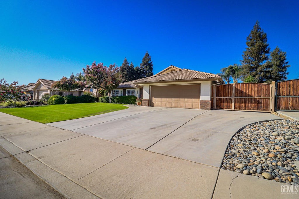 Photo of 9118 Oak Hills Avenue, Bakersfield, CA 93312 (MLS # 202610113)